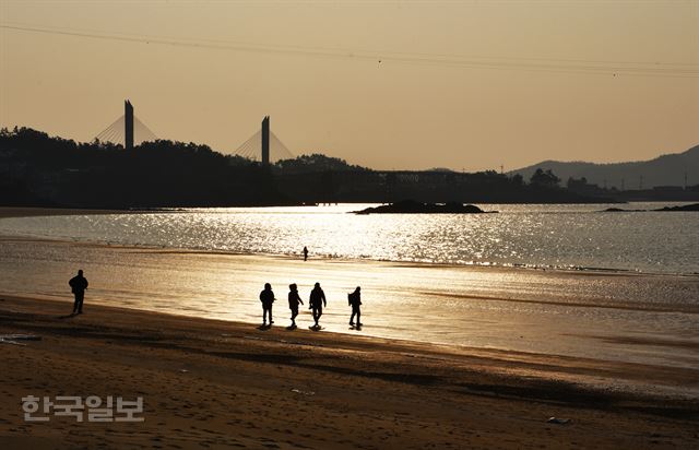곱고 단단한 모래사장이 넓게 펼쳐진 선유해변은 자체로 훌륭한 해안산책로다.