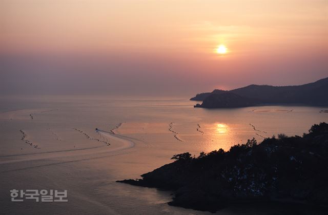 선유봉에서 본 일몰. 앞이 장자도, 뒤가 관리도다.