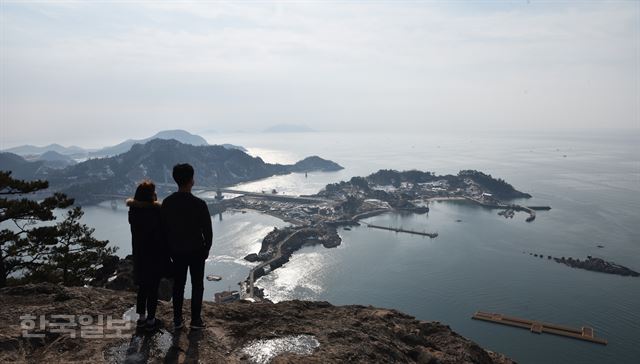 대장봉 꼭대기에서 본 장자도 모습. 봉우리는 작아도 풍경은 대장감이다.