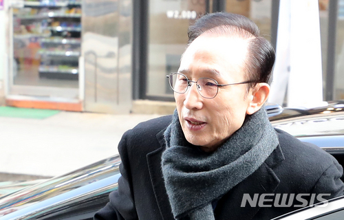 【서울=뉴시스】박주성 기자 = 이명박 전 대통령이 지난 19일 오전 서울 강남구 대치동 자신의 사무실로 출근하고 있다. 2018.02.19. park7691@newsis.com