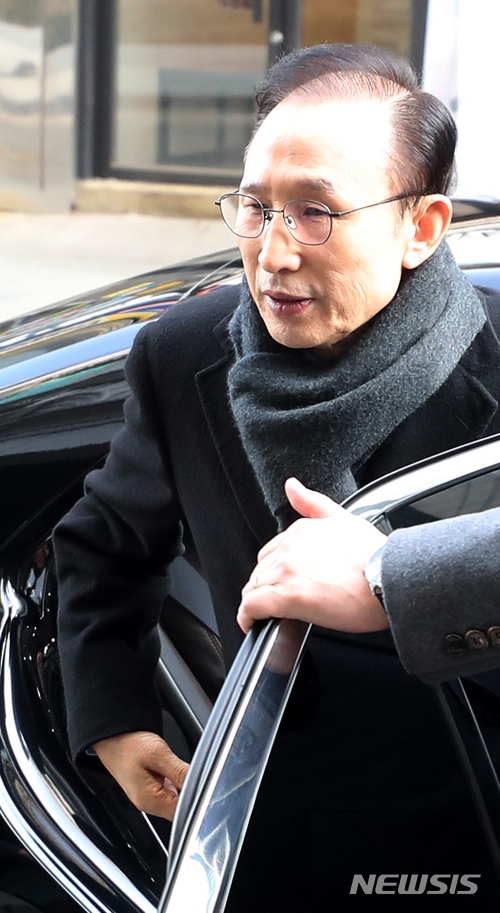 【서울=뉴시스】박주성 기자 = 다스의 실소유주 의혹을 받고 있는 이명박 전 대통령이 지난 19일 오전 서울 강남구 대치동 자신의 사무실로 출근하고 있는 모습. 2018.02.19. park7691@newsis.com