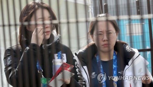 [올림픽] 선수촌 들어가는 노선영·박지우 (강릉=연합뉴스) 김형우 기자 = 스피드스케이팅 여자 대표팀인 노선영(왼쪽)과 박지우(오른쪽)이 20일 낮 외출을 마친 뒤 강릉올림픽 선수촌 내부로 들어가고 있다. 2018.2.20  vodcast@yna.co.kr