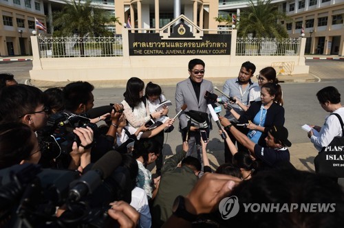 인터뷰하는 시게타의 변호인[AFP=연합뉴스]