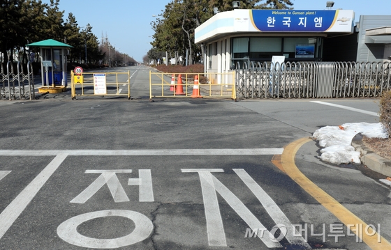 한국지엠 군산공장 폐쇄 결정이 내려진 13일 전북 군산시 한국지엠 군산공장 정문이 굳게 닫혀 있다. 한국지엠 군산공장은 경영난을 이유로 5월말까지 군산공장을 폐쇄하고 직원 2천여명을 구조조정 할 것이라고 밝혔다.2018.2.13/뉴스1  <저작권자 © 뉴스1코리아, 무단전재 및 재배포 금지 />