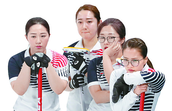 [올림픽]집중 여자 컬링   (강릉=연합뉴스) 김동민 기자 = 15일 강릉컬링센터에서 열린 한국과 캐나다 여자컬링 예선 1차전에서 한국 선수단이 캐나다 선수를 관찰하고 있다. 왼쪽부터 김경애, 김영미, 김선영, 김은정. 2018.2.15 <저작권자(c) 연합뉴스, 무단 전재-재배포 금지>