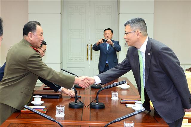 남북군사당국자 접촉에 나선 류제승(오른쪽) 당시 국방부 국방정책실장과 김영철 북한 국방위원회 서기실 책임참사 겸 정찰총국장이 2014년10월15일 오전 판문점 우리 측 평화의 집에서 악수하고 있다. <한겨레> 자료사진