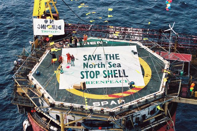 "Save The North Sea" ������ �÷�ī�尡 ������ �귻Ʈ���� �÷���. �� ������ �׵��� �� �ҽİ� �Բ� �� ���迡 �˷�����, �������� �ػ� ���� ���� ������ �����´�. �׸��ǽ�