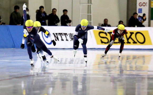 막판 질주 - 23일 일본 홋카이도현 오비히로 오벌에서 열린 2017 삿포로 동계아시안게임 스피드 스케이팅 남자 매스 스타트에서 이승훈(맨 왼쪽)이 피니시라인을 향해 전력 질주하고 있다. 이승훈은 이 대회 4관왕을 차지했다. 2017.2.23 연합뉴스