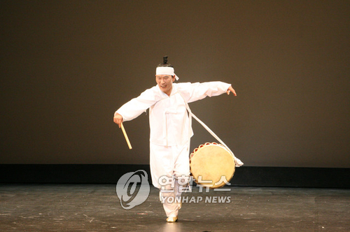 공연하는 하용부 씨