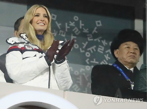 지난 25일 열린 평창 동계올림픽 폐회식에서 만난 이방카(사진 왼쪽)와 뒷줄에 앉은 김영철 북한 노동당 중앙위원회 부위원장. 두 사람은 아무런 접촉도 하지 않았다고 주한미국대사관은 밝혔다. [로이터=연합뉴스]