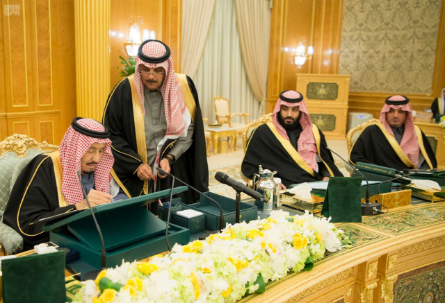 살만 빈압둘아지즈 알사우드(왼쪽 첫번째) 사우디아라비아 국왕이 지난해 12월 수도 리야드에서 2018년 예산안을 승인하고 있다. /리야드=로이터연합뉴스