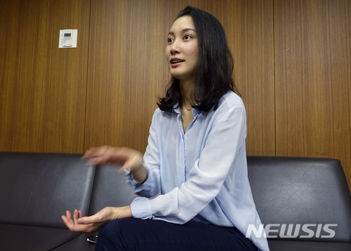 【東京=AP/ニューシース】去る 2015年一有名 TV 記者に性暴行されたと暴露した日本女性報道人Ito十五里(伊藤詩織)が 2017年 10月27日東京で自分の性暴行と係わってインタビューしている. 日本女性たちは全世界で拡散しているミト運動に同参するためには自分が売渡(罵倒)される危険を冒さなければならない. 体制順応と沈黙を強要する社会雰囲気が従軍慰安婦に対しても黙るようにするという指摘も申し立てられている. 2018.2.28