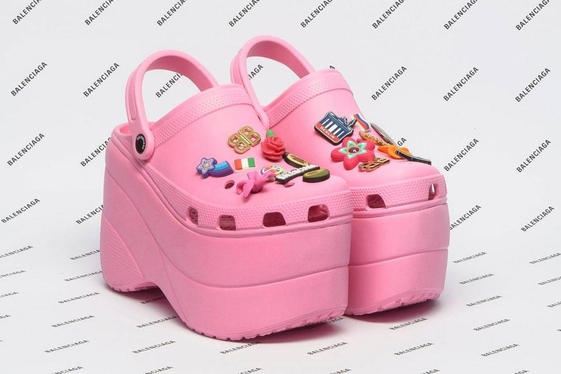 발렌시아가가 선보인 크록스 ‘폼 플랫폼 샌들’. 가격은 116만5000원/사진=발렌시아가 인스타그램