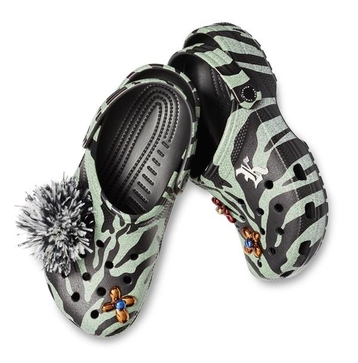 크록스가 크리스토퍼 케인의 패션쇼에서 영감을 얻어 제작한 클로그/사진=크록스