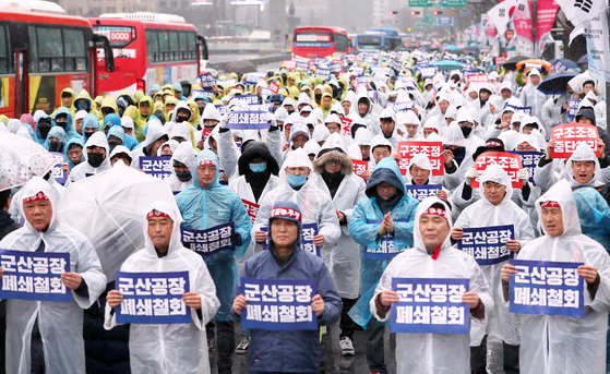 군산공장과 일자리를 지켜주세요!   (서울=연합뉴스) 이지은 기자 = 한국GM 노조원들이 28일 서울 세종로소공원 앞에서 열린 GM 문제해결을 위한 금속노조결의대회에서 군산공장 폐쇄철회와 구조조정 중단을 요구하고 있다. 2018.2.28   jieunlee@yna.co.kr/2018-02-28 14:48:22/ <저작권자 ⓒ 1980-2018 ㈜연합뉴스. 무단 전재 재배포 금지.>