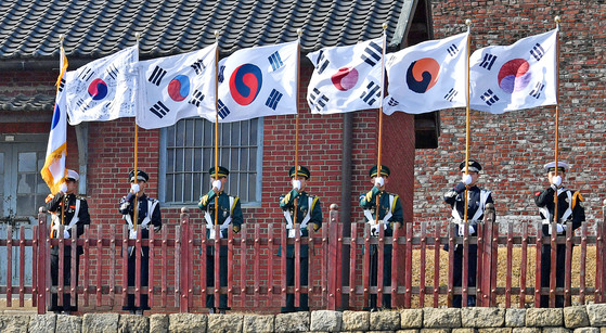 1일 서울 서대문형무소 역사관에서 열린 제99주년 3ㆍ1절 기념식에서 국민의례를 위해 국방부 의장대가 독립운동 당시 사용했던 태극기 6종을 들고 서 있다.[중앙포토]