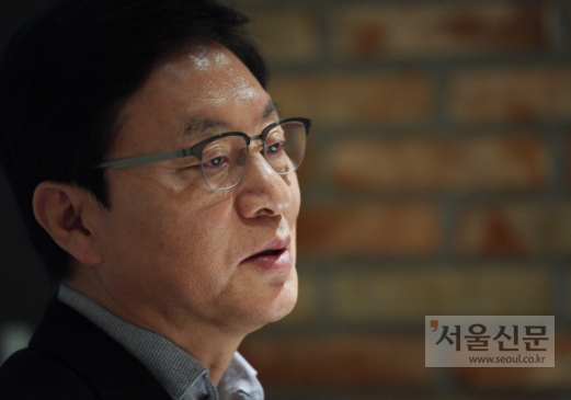 정두언 전 의원은 인터뷰 내내 거침이 없었다. 이명박 전 대통령과 이명박 정부 출범 전후 얘기들이 술술 나왔지만, 경천동지에서는 뜸을 많이 들였다. 쉽게 정치를 그만뒀다고 할 때는 정말 그럴 수 있을까 싶었다. 어릴 적 연기의 꿈을 아직도 버리지 못하고 있고, 더 늙으면 어려운 이웃을 위해 상담 봉사를 하겠다는 그의 얘기를 들으면서 어쩌면 정치를 내려놓을 수도 있을 것 같다는 생각이 들었다. 이호정 전문기자 hojeong@seoul.co.kr