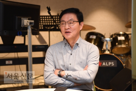 이미 4집 음반을 낸 아마추어 가수 정두언 전 의원이 드럼과 색소폰 등 악기가 구비된 연주실을 배경으로 포즈를 취하고 있다. 이호정 전문기자 hojeong@seoul.co.kr