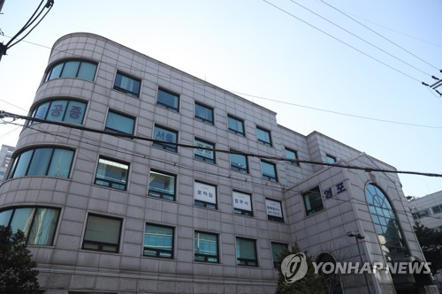 MB 문건 대거 확보한 영포빌딩 (서울=연합뉴스) 신준희 기자 = 검찰이 청계재단 소유의 서초동 영포빌딩에서 이명박 정부 시절 청와대 문건들을 대거 확보한 것으로 알려지면서 이 건물과 이 전 대통령 간의 관계에 관심이 쏠리고 있다. 사진은 1일 오후 촬영한 영포빌딩. 2018.2.1 hama@yna.co.kr