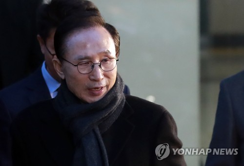 사무실 나서는 이명박 전 대통령 (서울=연합뉴스) 사효진 인턴기자 = 이명박 전 대통령이 지난달 19일 오후 서울 강남구 대치동 사무실에서 나오고 있다. sagiza@yna.co.kr