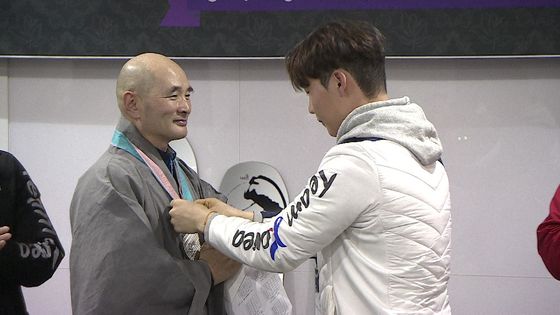 지난 1일 달마오픈 시상식에서 호산 스님에게 평창올림픽 은메달을 걸며 감사 인사하는 이상호(오른쪽). [사진 호산 스님]