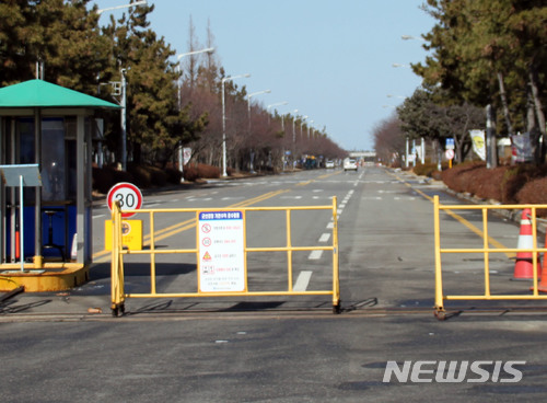 【군산=뉴시스】고석중 기자 = 한국지엠(GM)이 13일 가동중단을 공식 발표한 전북 군산공장 정문 전경, 군산공장은 지난해 2월부터 준중형 세단인 '올 뉴 크루즈(All New Cruze)를 생산에 나섰으나 판매실적 저조로 어려움을 겪어왔다. 2018.02.13.  k9900@newsis.com
