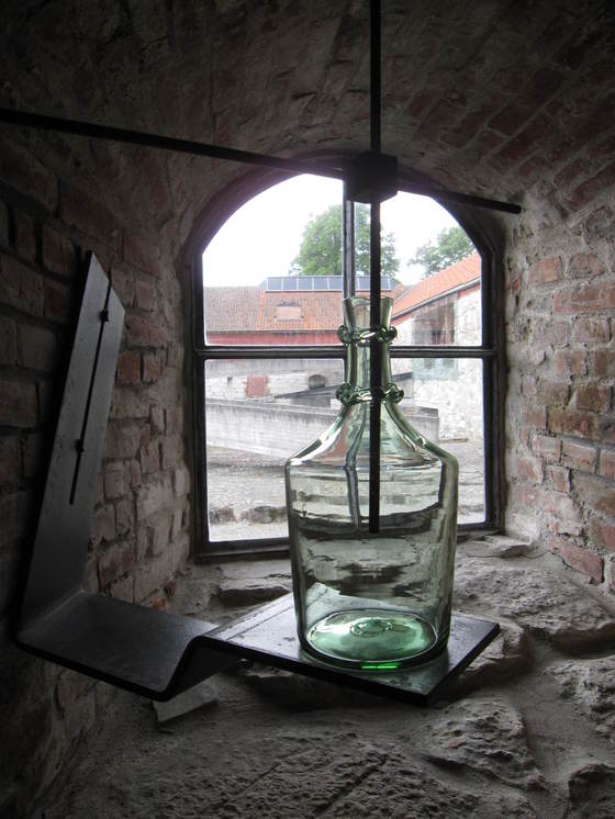 노르웨이 헤드마르크 박물관에 있는 농가의 와인병. 김광현 교수는 "창가의 이 빈 병이 건축에 관한 많은 것들을 말해준다"고 말한다. 이 병은 혼자 있지 않고 사물들과의 관계와 풍경 안에 존재한다는 점에서다.