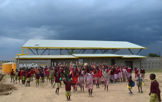 케냐 마히가 호프 스쿨에서 명물이 된 빗물 코트. 농구장 위에 지어진 지붕이 빗물을 받아 정화시키는 기능을 한다. 지역 주민의 삶을 배려한 건축가의 뜻이 이들에게 희망을 주었다. [사진 노빌리티 프로젝트]
