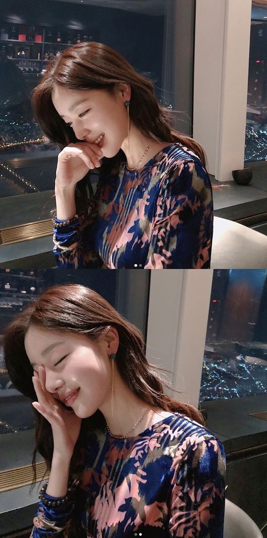 Han Sunhwa, acting as an actor from Girl Group Secret, showed off her beautiful appearance which drew moisture. Today, Han Sunhwa, actor and singer on 4th, posted several photos using personal instagram account.