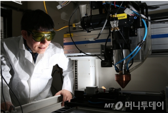 세계 최초로 '3D프린팅기반의 내열 합금 신기술 개발을 이끈 김현길 한국원자력연구원 책임연구원이 공정을 지켜보고 있다./사진제공=한국원자력연구원