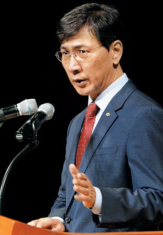 어제 오전엔 "미투운동 지지"… 우연이었을까 - 안희정 충남지사가 5일 오전 충남도청 문예회관에서 열린‘3월 행복한 직원 만남의 날 행사’에서 발언하고 있다. 안 지사는 이 자리에서“우리는 그동안 남성중심의 권력 질서 속에서 살아왔고, 이런 것에 따른 폭력이 다 희롱이고 차별”이라며“미투 운동을 통해 인권 실현이라는 민주주의 마지막 과제에 동참해 달라”고 했었다. /충남도청