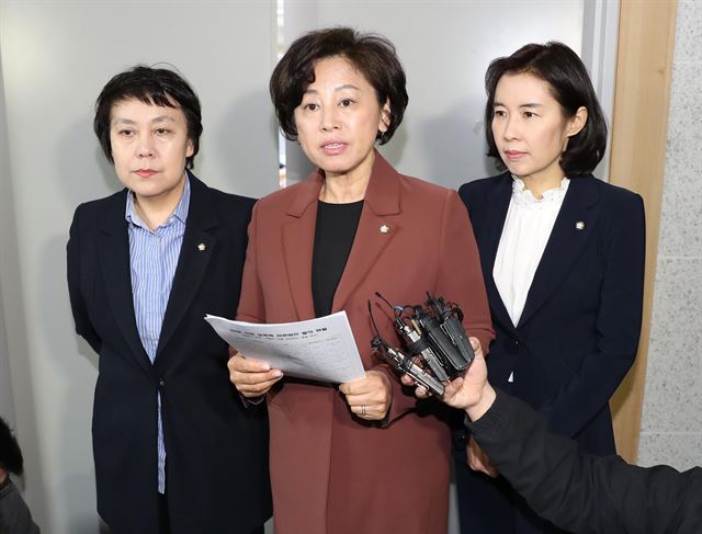 더불어민주당 남인순 젠더폭력대책TF 위원장이 6일 국회 의원회관에서 젠더폭력대TF 긴급대책회의를 열고 안희정 지사의 성폭력 사태와 관련해 입장을 밝히고 있다. 왼쪽부터 더불어민주당 정춘숙 의원, 남인순 위원장, 박경미 의원. 연합뉴스