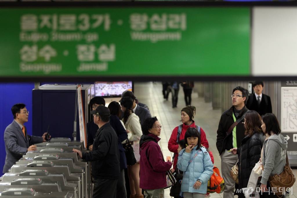 2호선 서초역 이미지
