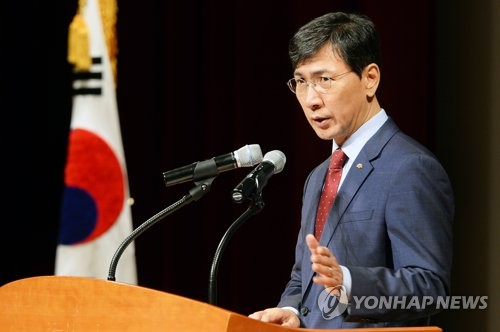 미투운동 장려 후 미투폭로 당사자 된 안희정 지사 (서울=연합뉴스) 안희정 충남지사가 5일 오전 도청 문예회관에서 직원과의 대화 중 성범죄 피해자의 '미투'(# Me too) 운동을 장려하고 있다.      이날 안 지사의 공보비서는 한 방송에 나와 안 지사에게 성폭행을 당했다고 주장했다. 2018.3.5 [충남도 제공=연합뉴스]      photo@yna.co.kr