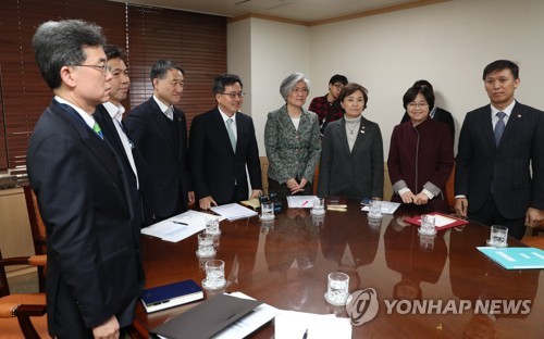 미국 '관세폭탄' 대응긴급 관계장관회의 (서울=연합뉴스) 김승두 기자 = 김동연 경제부총리 겸 기획재정부 장관(왼쪽 넷째)이 5일 오후 서울 정부서울청사에서 미국의 철강·알루미늄 수입제품에 대한 '관세폭탄' 대응 방안을 모색하기위해 열린 대외통상관계장관회의를 주재하기에 앞서 기념사진을 찍고 있다. 왼쪽부터 시계방향으로 김현종 통상교섭본부장, 홍장표 청와대 경제수석, 박능후 보건복지부 장관, 김 부총리, 강경화 외교부 장관, 김현미 국토교통부 장관, 김은경 환경부 장관, 김영문 관세청장  2018.3.5      kimsdoo@yna.co.kr