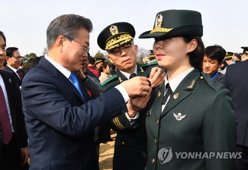 신임 소위에게 계급장 달아주는 문 대통령 (서울=연합뉴스) 배재만 기자 = 문재인 대통령이 6일 오후 서울 태릉 육군사관학교에서 열린 제74기 육사 졸업 및 임관식에 참석해 김현정 소위에게 계급장을 달아주고 있다. 2018.3.6  scoop@yna.co.kr  (끝)