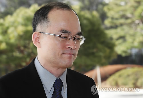 (서울=연합뉴스) 정하종 기자 = 문무일 검찰총장이 6일 오전 서울 서초동 대검찰청사로 출근하고 있다. 2018.3.6