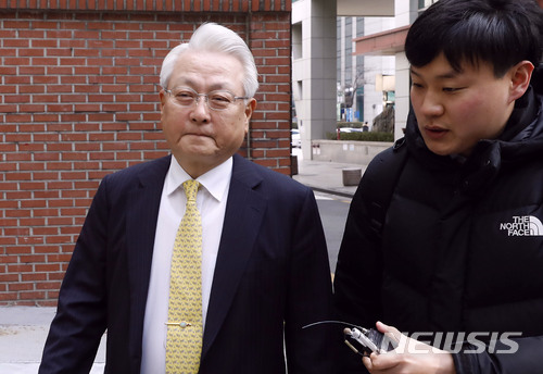 【서울=뉴시스】최동준 기자 = 대검찰청 차장검사 출신으로 청와대 민정수석비서관 등을 지낸 정동기 변호사가 7일 오전 서울 강남구 이명박 전 대통령 사무실을 나서고 있다. 2018.03.07. photocdj@newsis.com
