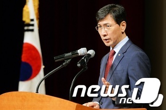 지난 5일 도청 문예회관서 열린 ‘3월 행복한 직원 만남의 날’ 행사에서 강연을 하고 있는 안희정 전 충남지사© News1