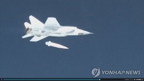 극초음탄두를 탑재한 러시아의 '킨잘'미사일 발사 장면[EPA=연합뉴스]
