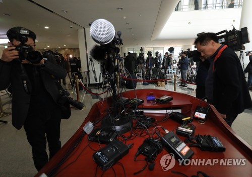 마이크만 덩그러니  (홍성=연합뉴스) 서명곤 기자 = 여비서 성폭행 폭로와 관련해 8일 오후 충남도청에서 입장 발표를 하려 했던 안희정 전 충남도지사가 기자회견을 취소했다. 취재진이 단상에 놓여있는 방송용 오디오를 촬영하고 있다. 2018.3.8