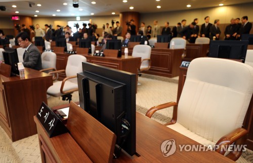 안희정의 빈자리 (홍성=연합뉴스) 양영석 기자 = 6일 오후 충남 홍성군 충남도의회 본회의장에서 열린 제302회 임시회 제1차 본회의에 안희정 전 도지사의 자리가 비어 있다. 안 지사는 6급 여직원의 성폭행 폭로가 나오자 이날 도지사직에서 물러났다. 2018.3.6 youngs@yna.co.kr