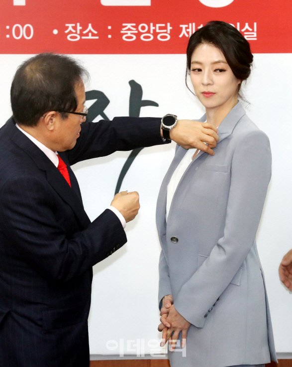 홍준표 한국당 대표와 배현진 전 아나운서(사진=뉴시스)