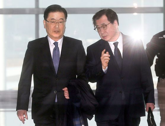 대북 특사로 평양을 다녀온 정의용 청와대 국가안보실장(왼쪽)과 서훈 국가정보원장이 8일 오전 미국으로 출국하고 있다. 이들은 트럼프 미국 대통령을 만나 방북 결과를 설명할 예정이다. [최정동 기자]