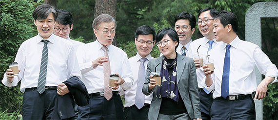 문재인 대통령이 11일 오후 청와대 참모진과 오찬을 함께한 뒤 커피를 들고 청와대 경내를 산책하고 있다. 이들이 함께 걷다가 앉은 곳은 소공원에 있는 등받이가 없는 통나무형 의자였다. 평소 청와대 직원들이 둘러앉아 담소를 나누던 곳이다. 왼쪽부터 조국 민정수석, 권혁기 춘추관장, 문 대통령, 이정도 총무비서관, 조현옥 인사수석, 송인배 전 더불어민주당 선대위 일정총괄팀장, 윤영찬 국민소통수석, 임종석 비서실장. 김성룡 기자
