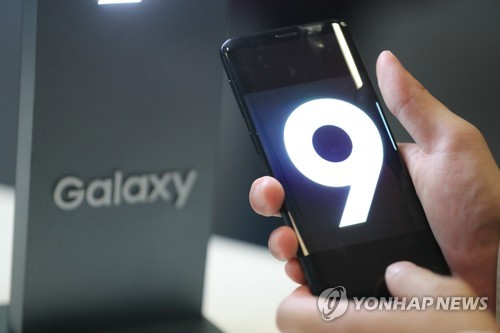 SK텔레콤 갤럭시 S9 개통행사 (서울=연합뉴스) 김인철 기자 = 9일 오전 서울 중구 skt본사 t타워에서 열린 SK텔레콤 갤럭시 S9 개통행사에서 모델들이 갤럭시 S9을 선보이고 있다. 2018.3.9 yatoya@yna.co.kr
