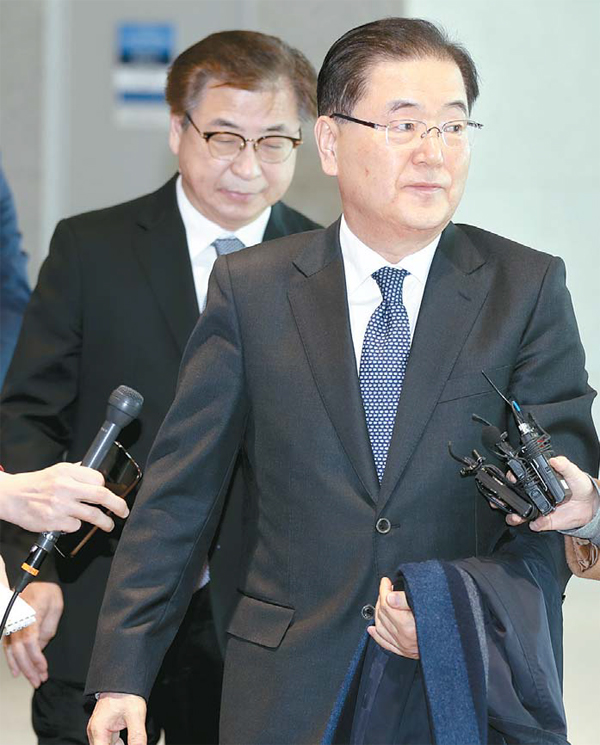 북·미 중재 성과 들고 귀국하는 특사단 대북특사단의 방북 결과를 도널드 트럼프 미국 대통령에게 설명하기 위해 미국을 방문했던 정의용 청와대 국가안보실장(앞)과 서훈 국가정보원장이 11일 오후 인천국제공항을 통해 귀국하고 있다. [이충우 기자]