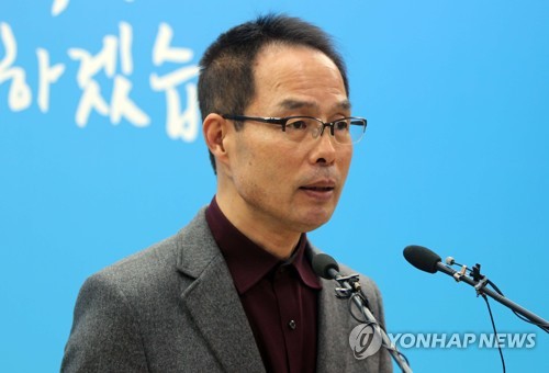 박수현 전 청와대 대변인 불륜 의혹 제기 (홍성=연합뉴스) 한종구 기자 = 더불어민주당 당원 오영환씨가 9일 오전 충남도청 브리핑룸에서 6·13 지방선거 충남지사 선거에 출마한 박수현 전 청와대 대변인의 불륜 의혹을 제기하고 있다. 이날 기자회견에는 박 전 대변인의 전 부인도 자리를 함께해 오씨의 주장이 사실이라고 말했다. 2018.3.9      jkhan@yna.co.kr