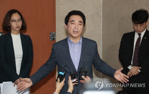 답변하는 박수현 전 청와대 대변인 (서울=연합뉴스) 백승렬 기자 = 더불어민주당 충남지사 예비후보인 박수현 청와대 전 대변인이 11일 국회 정론관에서 "저에게 제기된 여성당직자 특혜공천 및 불륜 의혹이 날조된 거짓이며 청와대 대변인 재직 시 부정청탁을 거절했다가 보복성 정치공작에 시달리고 있다"는 기자회견을 마친 뒤 취재진의 질문에 답변하고 있다.   srbaek@yna.co.kr