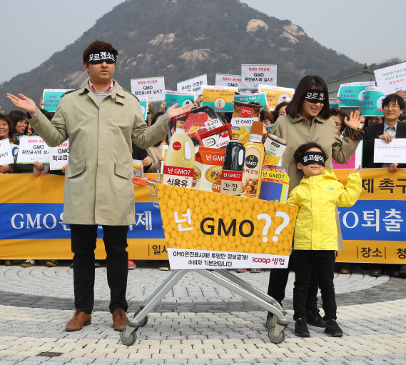 12   α ûʹ м տ  GMO ǥ û  ȸ߿ ڵ GMO 깰 ÷ ǰ    Ȳ ǳϴ ս ϰ ִ. 57 ùδü  GMO ǥ ùûܡ ̳ ûʹ û ķ Ѵ. (=մ)